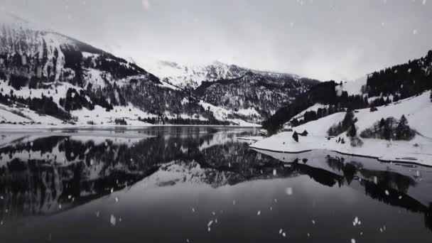 Paesaggio Cinematografico Della Catena Montuosa Riflessione Dell Acqua Durante Nevicata — Video Stock