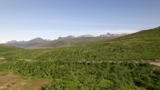 Droneshot Lansekap Terbang Atas Hutan Norwegia Utara Dengan Pegunungan Latar — Stok Video
