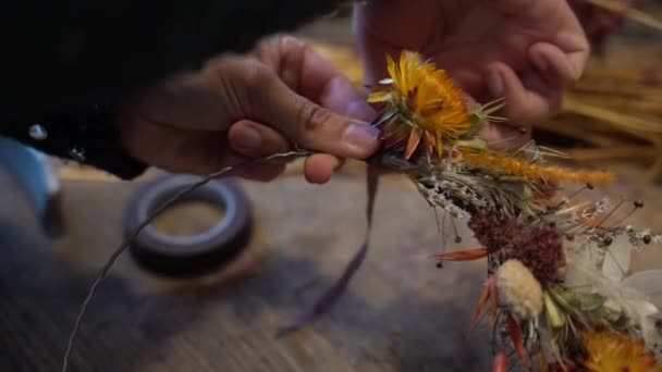 Ornamentale Trockene Blumenarrangements Für Das Herbstfest Gebündelt Mit Spitze Großaufnahme — Stockvideo