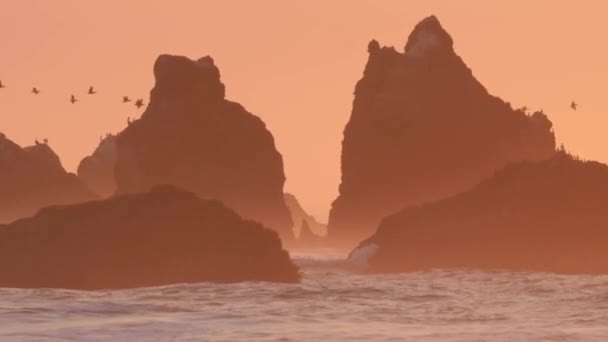 Pilares Rocha Nas Ondas Praia Oregon Pôr Sol Laranja Ouro — Vídeo de Stock