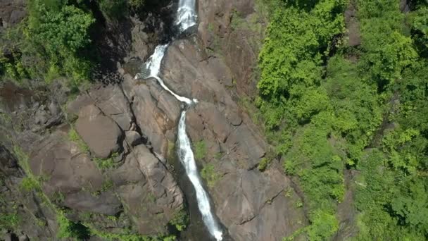 コスタリカのジャコの地域で滝のドローンショットを閉じます — ストック動画