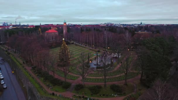 Luftaufnahme Rund Den Heldenfriedhof Von Hietaniemi Weihnachten Helsinki Aufstieg Drohnenschuss — Stockvideo