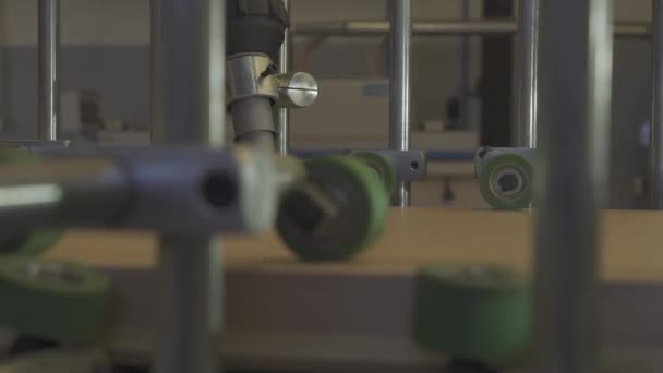 工場でのボルテックスぐらつき生産ラインローラー — ストック動画