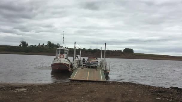 Bil Transport Båt Avgår Och Korsar Sjön — Stockvideo