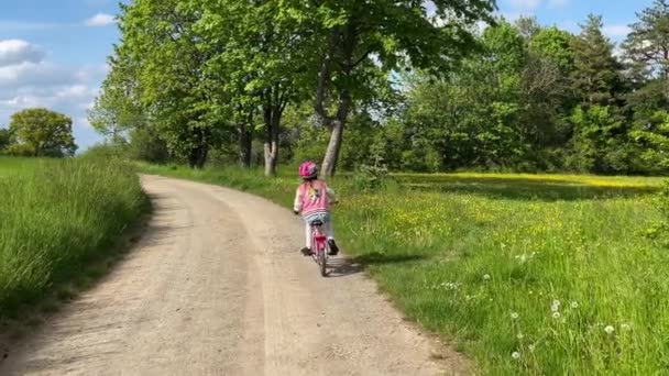 Una Joven Montando Bicicleta Camino Polvoriento Través Prado Vídeo Cámara — Vídeos de Stock
