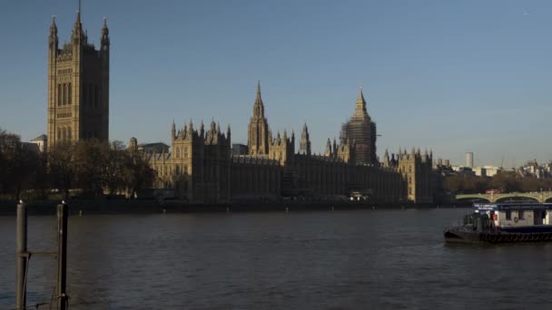 Underbar Dag Themsen Solen Lyser Upp Riksdagshuset Och Westminster Palace — Stockvideo