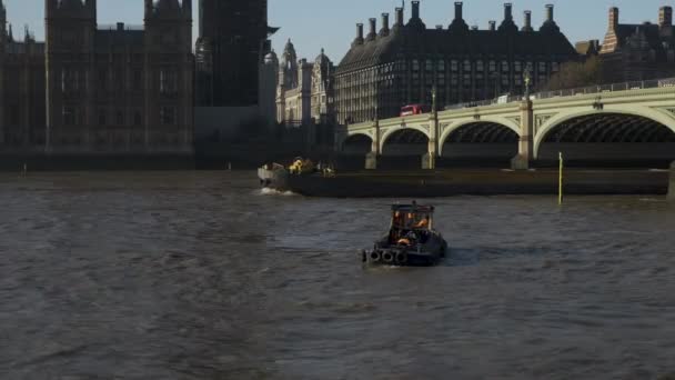 Řece Temži Pod Westminsterským Mostem Pluje Dlouhá Bárka Vlečný Člun — Stock video