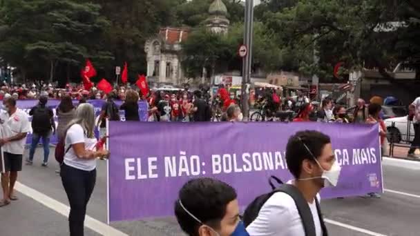 Zamaskowani Protestujący Przeciwko Prezydentowi Bolsonaro Paulista Avenue Baner Nie Nigdy — Wideo stockowe