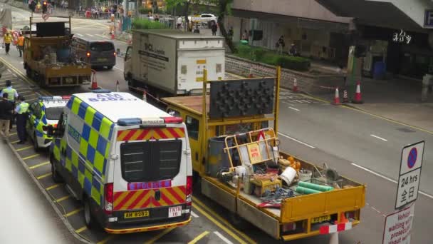 香港で忙しい道路 キュー内の道路建設現場の警察の車やトラック — ストック動画