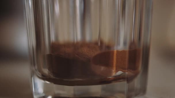 Café Instantâneo Regado Vidro Transparente Foco Superficial Close Slowmo — Vídeo de Stock