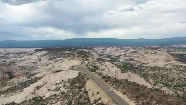 Drone Shot Van Traveling Hogback Ridge Utah Cloudy Day — Stock Video