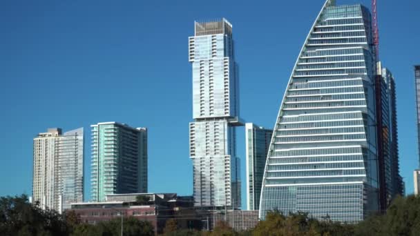 在阳光和蓝天下放大豪华高层公寓和新的谷歌大楼 得克萨斯州奥斯汀 — 图库视频影像
