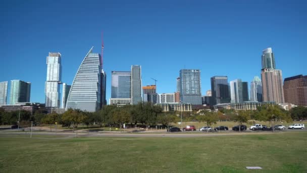 Panning Shot Beautiful Skyline Austin Modern Skyscraper Blue Sky Sunlight — Vídeo de Stock