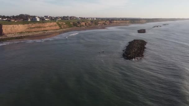 Aerial Shot Two Kayaks Rowing Atlantic Ocean Giant Cliffs Mar — Stock Video