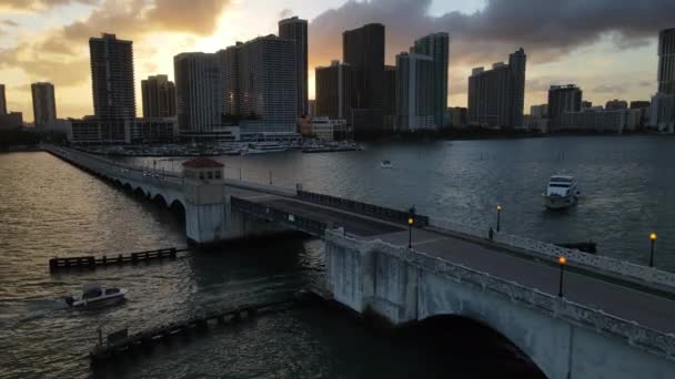 Luftaufnahme Von Miami Der Dämmerung Boote Von Drawbridge Und Downtown — Stockvideo