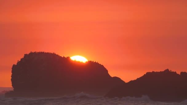 Orb Słońca Widać Skałą Plaży Bandon Oregonie — Wideo stockowe