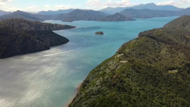 シャーロット サウンド女王マルボロ サウンズ ニュージーランドの美しいフィヨルドの風景の空中ビュー — ストック動画