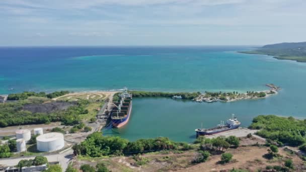 Två Fartyg Förtöjda Barahonas Hamn Dominikanska Republiken Flygfoto Panoramautsikt — Stockvideo