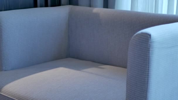 Tyynyjen Järjestäminen Nojatuolilla Sohvalla Ousehold Kodin Kunnostus Puhdistus Käsite — kuvapankkivideo