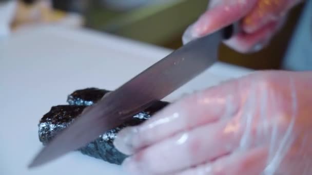 Köstlich Aussehende Sushi Rollen Werden Restaurant Zerschnitten — Stockvideo