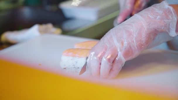 Sushi Salmão Sendo Cortado Para Entrega Restaurante Asiático — Vídeo de Stock