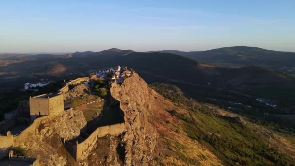 Drone Vola Avanti Sulla Scogliera Del Castello Marvo Del Villaggio — Video Stock