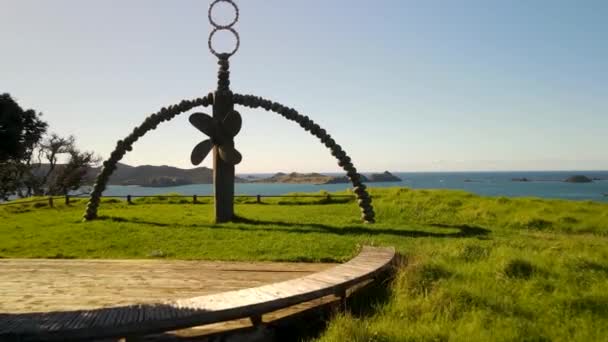 Rainbow Warrior Memorial Met Uitzicht Calm Seascape Met Motukawanui Island — Stockvideo