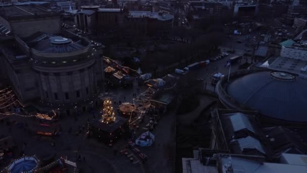 Liverpool Şehri Noel Pazarı 2021 Kış Eğlencesi Havadan Kuşbakışı — Stok video