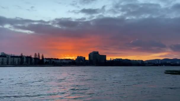 Donau Vid Solnedgången Med Byggnader — Stockvideo