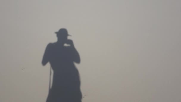 昼間は砂丘を歩く旅人の影 男のシルエットプロフィール探検家 — ストック動画