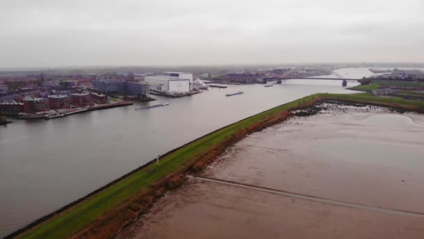 以海洋游艇制造厂为背景的空中飞越河湾 — 图库视频影像