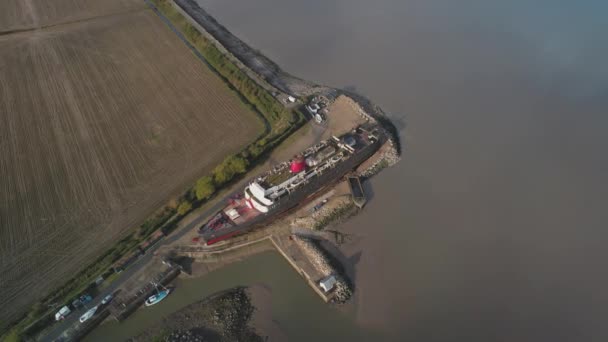 イギリスの北ウェールズ海岸で放棄されたランカスター船の歴史的なTssデューク 空中プルバック — ストック動画