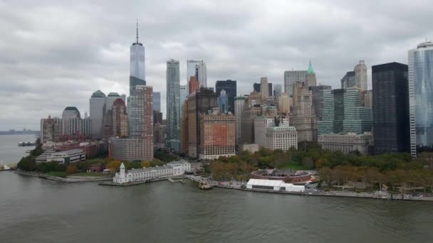 Vista Aérea Hacia Highrise Manhattan Nueva York Rastreo Disparo Drones — Vídeo de stock