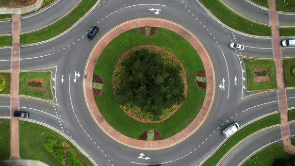 Overhead Aerial View Roundabout Traffic Slow Zoom Out — Stock Video