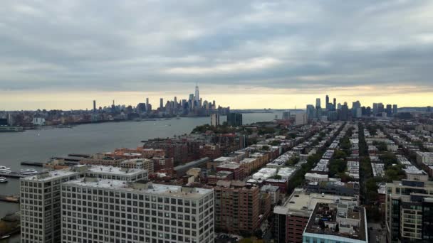 Luchtfoto Van Het Stadsgezicht Van Hoboken Jersey Stad Bewolkte Schemering — Stockvideo
