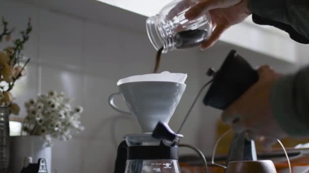 Ruční Házení Mleté Kávy Filtru V60 Bruskou Popředí — Stock video