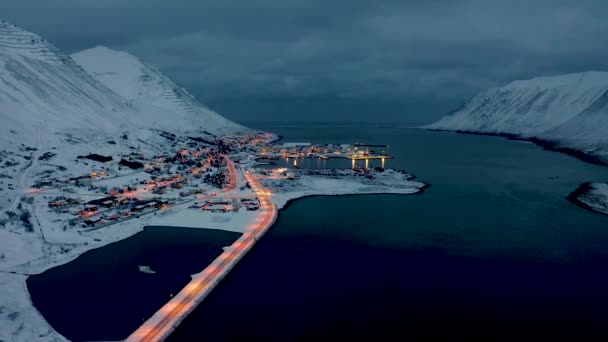 Geweldige Verlichte Stad Van Siglufjordur Noord Ijsland Nachts Luchtfoto — Stockvideo