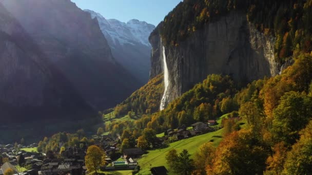 Foto Dron Aéreo Cinematográfico Una Cascada Staubbach Pueblo Lauterbrunnen Suiza — Vídeo de stock