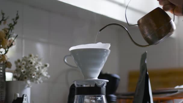 Fare Caffè Con V60 Bollitore Rame Versando Acqua Caffè Gocciola — Video Stock