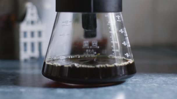V60からカフェやガラス瓶に滴下コーヒー — ストック動画