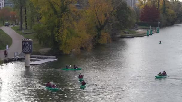 独木舟 法国里昂秋天季节人们在索恩河中划船 宽射门 — 图库视频影像