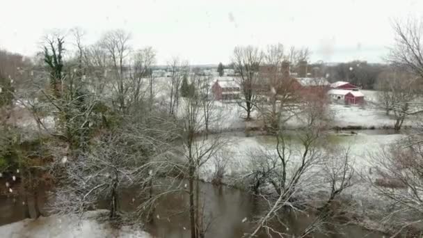 Zřízení Záběru Rodinné Farmy Během Zimního Sněhu Letecký Let Odhaluje — Stock video