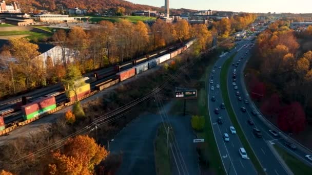 Trein Autoverkeer Infrastructuur Transport Logistiek Thema Herfst Herfst Gebladerte Luchtzicht — Stockvideo