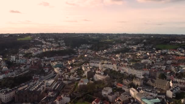 Vuelo Con Drones Sobre Peter Port Guernsey Siguiendo Charotterie — Vídeos de Stock