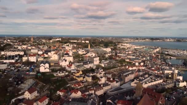 Drohnenflug Über Peter Port Guernsey Stadt Und Hafen Norden — Stockvideo