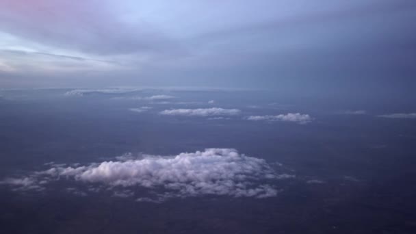 Filmagem Avião Mar Densas Nuvens Brancas Fofas Com Céu Dia — Vídeo de Stock