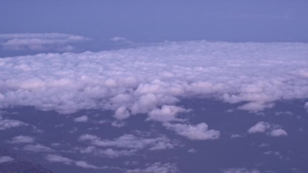 Filmación Mar Densas Nubes Blancas Esponjosas Con Cielo Día Desde — Vídeos de Stock