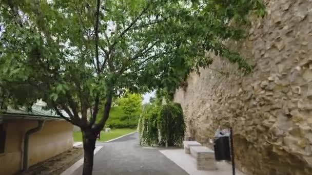 Spaziergang Der Zentralen Altstadt Pcs Ungarn Zwischen Alten Historischen Mauern — Stockvideo