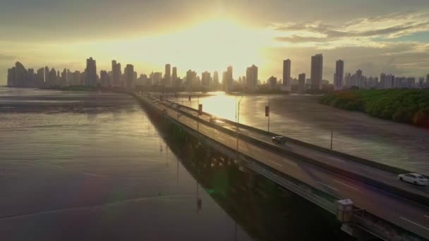 日没黄金の時間の間のパナマ市の海岸線のドローン映像 — ストック動画