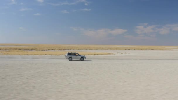 Vehículo 4X4 Conduciendo Través Sal Seca Makgadikgadi Hacia Isla Kubu — Vídeos de Stock